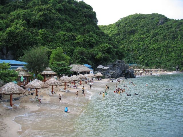 Du khách tắm biển ở bãi tắm Cát Cò