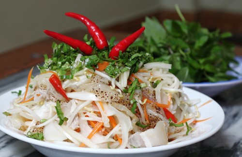 Hình ảnh món gỏi sứa với rau sống tươi mát, không chỉ hấp dẫn mà còn tốt cho sức khỏe.