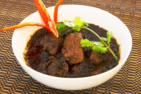 Món Ayam Buah Keluak với hạt keluak đen đặc trưng