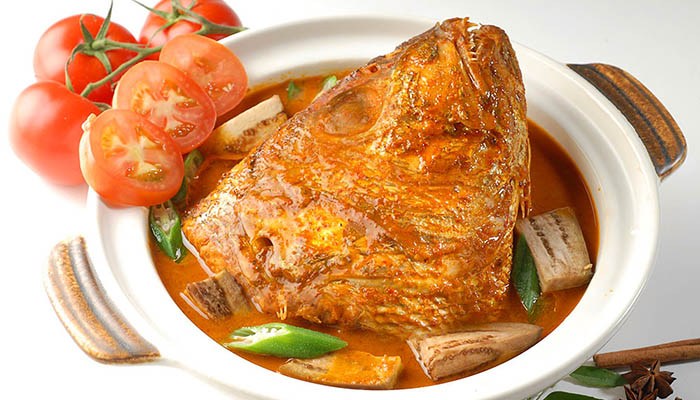 Cà ri đầu cá với nước sốt đậm đà và rau củ tươi ngon