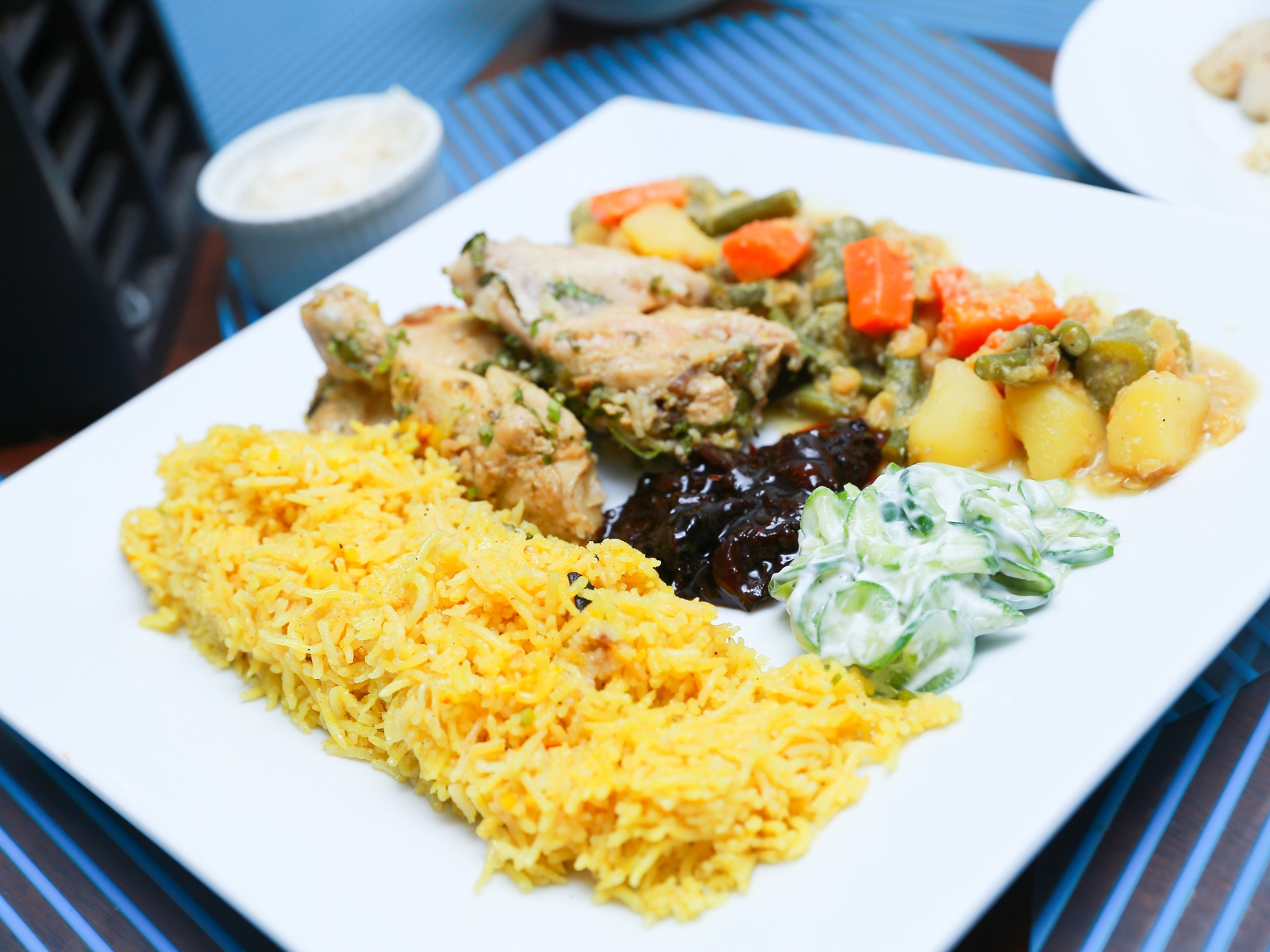 Đĩa cơm Biryani thơm lừng với thịt gà và gia vị