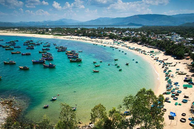Bán đảo Sơn Trà nhìn từ trên cao với bãi biển xanh trong và núi rừng hùng vĩ
