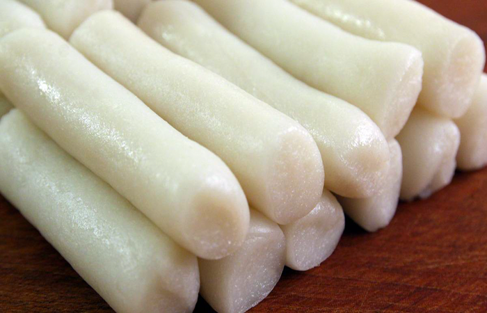 Bát canh bánh gạo Tteokguk truyền thống của Hàn Quốc