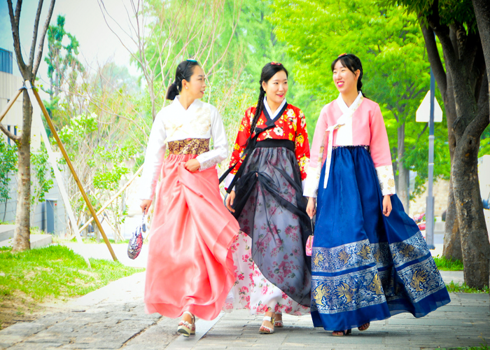 Người Hàn Quốc mặc Hanbok truyền thống trong dịp Tết
