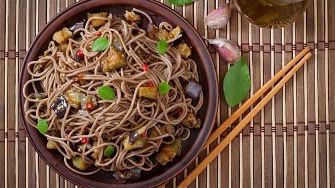 Mì trường thọ với sợi mì dài tượng trưng cho sự may mắn
