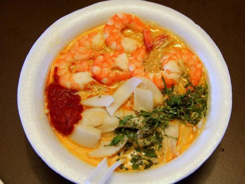 Bát cà ri Laksa béo ngậy với tôm, sò huyết và rau thơm