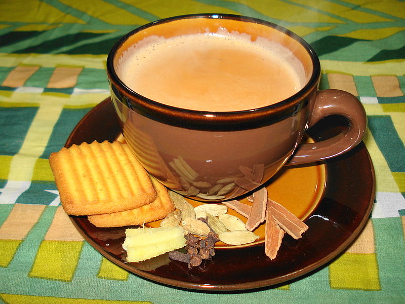 Ly trà Masala Chai nóng hổi với bọt sữa mịn