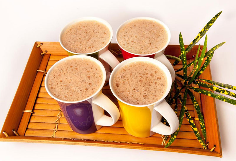 Người pha chế đang thực hiện kỹ thuật kéo trà Teh Tarik