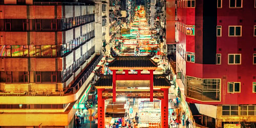 Chợ đêm Temple Street với ánh đèn rực rỡ và người đi lại tấp nập