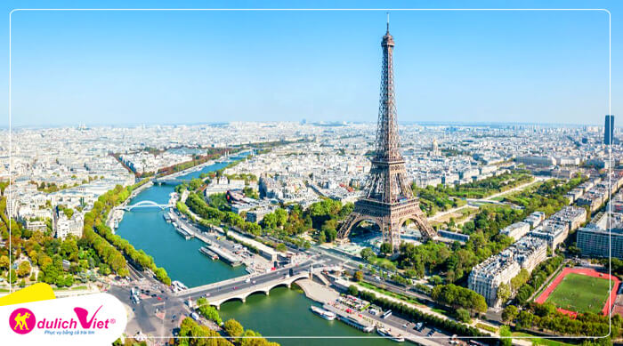Chụp hình bên ngoài Tháp Eiffel