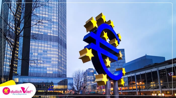 Bức tượng đồng tiền Euro khổng lồ