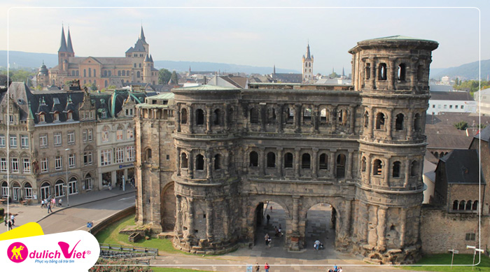 Cổng thành cổ Porta Nigra theo tiếng Latin là “Cổng thành đen”