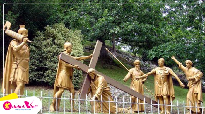 vuong-cung-duc-me-vo-nhiem-du-lich-viet