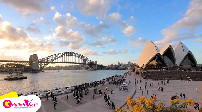 Chụp ảnh lưu niệm bên ngoài tại Sydney Opera House