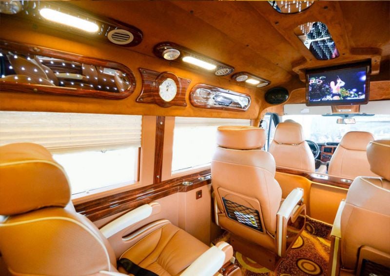 Hệ thống ghế ngồi và đèn LED đầy nguy nga của dòng xe Limousine dcar