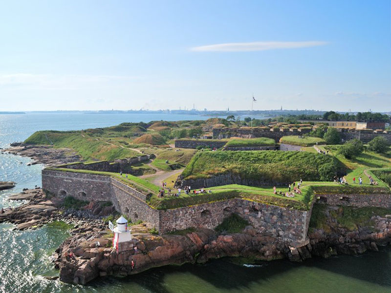 Pháo đài Suomenlinna trên đảo ở Phần Lan với các công trình kiến trúc cổ kính.