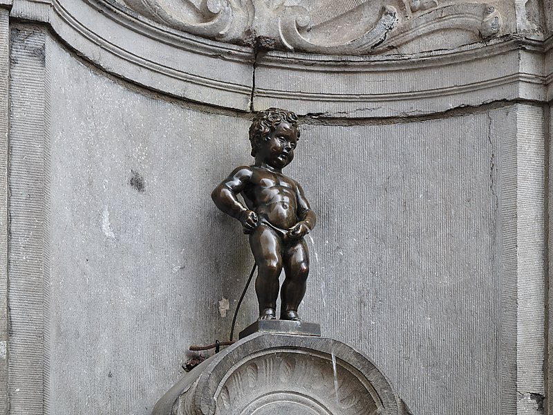 Manneken Pis – Chú bé đứng tè, biểu tượng hài hước của Brussels.