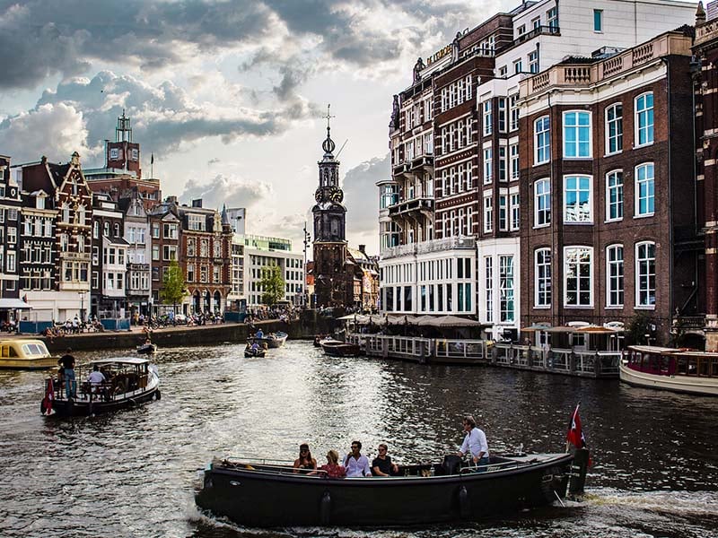 Kênh đào Amsterdam lãng mạn và yên bình.