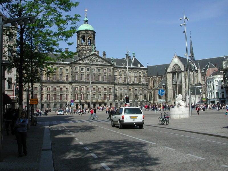 Quảng trường Dam Square với kiến trúc cổ kính.