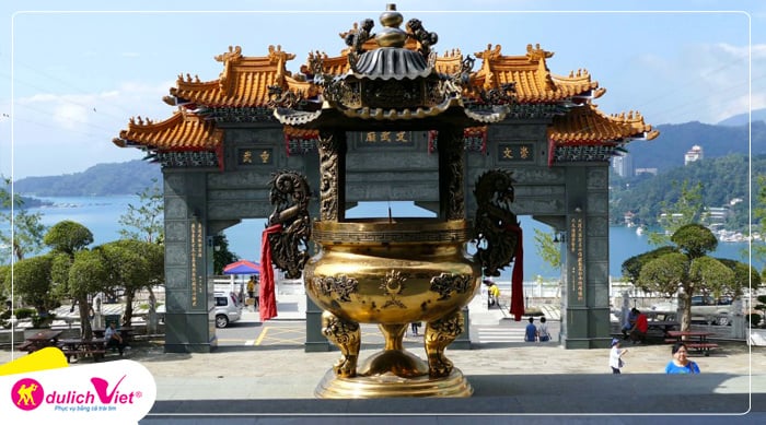 ho-nhat-nguyet-tua-he-du-lich-viet