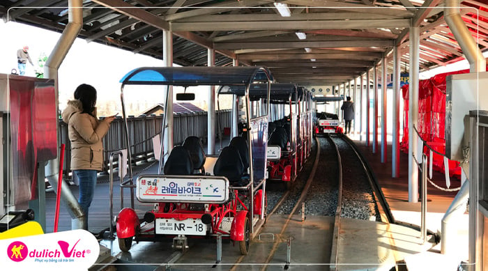 dap-xe-dap-tren-duong-ray-du-lich-viet