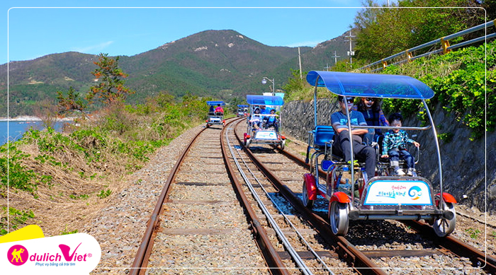 trai-nghiem-di-xe-dap-tren-duong-ray-du-lich-viet