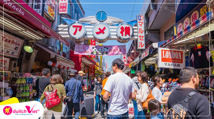 Tham quan và mua sắm tại con đường Nakamise Arcade nằm trong khuôn viên chùa