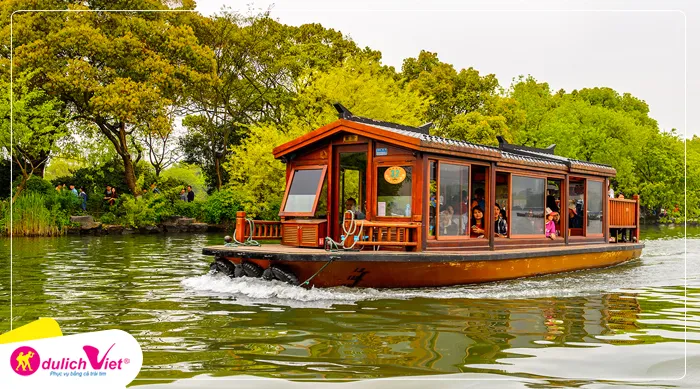 Ngồi thuyền thưởng ngoạn Tây Hồ