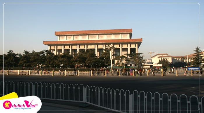 nha-tuong-niem-mao-chu-tich-du-lich-viet