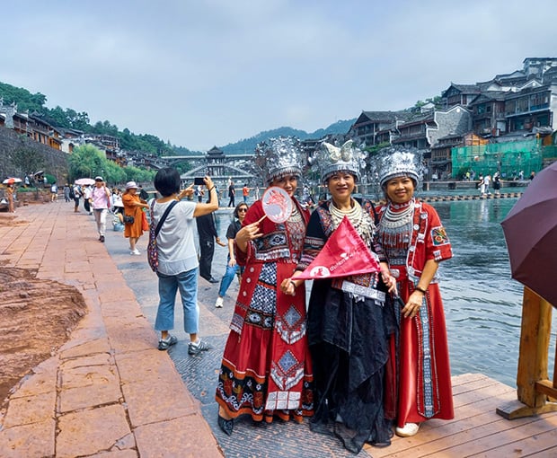Du lịch Trung Quốc mùa Thu - Nghi Xương - Trương Gia Giới - Phượng Hoàng Cổ Trấn từ Sài Gòn 2025