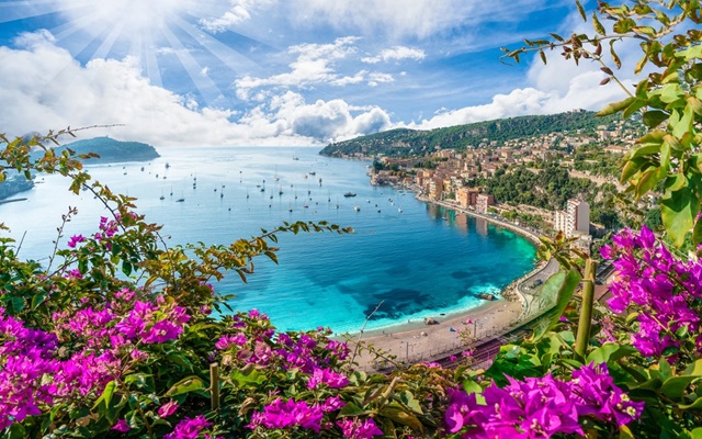French Riviera với bờ biển Địa Trung Hải quyến rũ