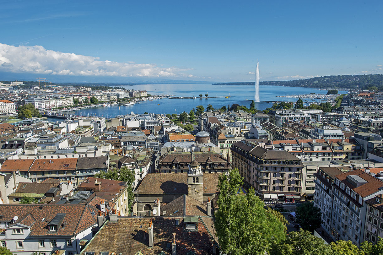Đài phun nước Jet d'Eau nổi bật trên hồ Geneva
