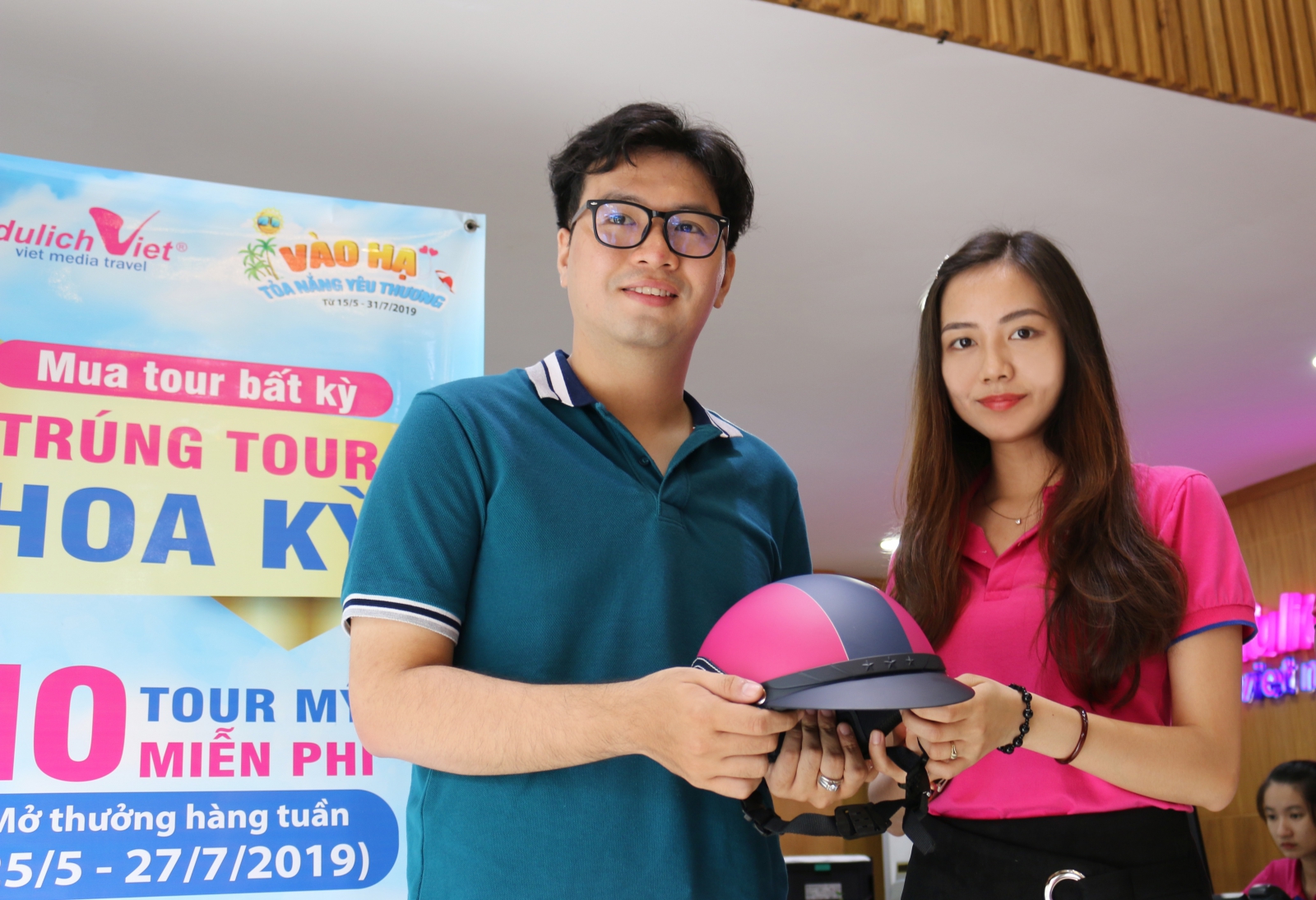 Khách hàng trúng Giải 3 của Tuần - (Là mũ bảo hiểm cao cấp, có phối da của Du Lịch Việt)
