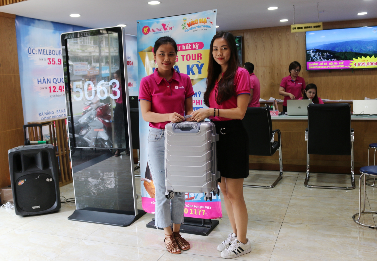 BTC trao giải thưởng tượng trưng cho bộ phận tour Châu Âu - (Là 01 Vali kéo)