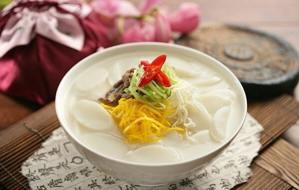 Bàn ăn với các món nướng và đồ uống truyền thống Hàn Quốc