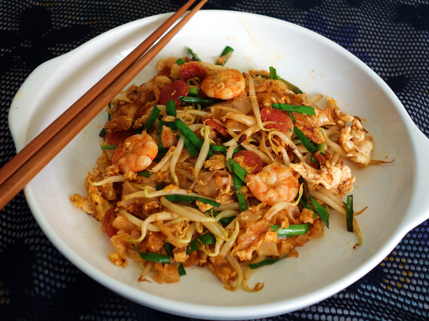 Char Kway Teow là món mì xào nổi tiếng với hương vị đậm đà