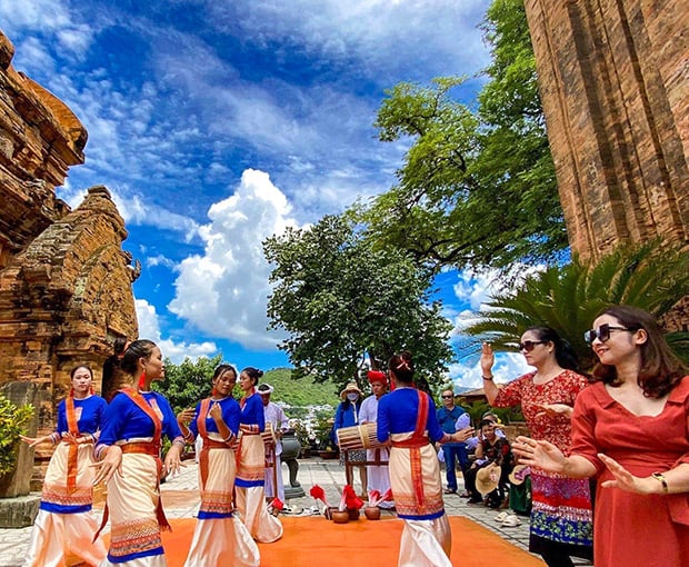 Du lich Nha Trang Lễ 30/4 - Du Ngoạn 4 Đảo - Vinwonders - Tháp Bà Ponagar từ Sài Gòn 2026