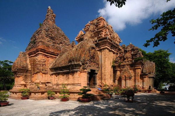Tháp Bà Ponagar, kiến trúc Chăm Pa cổ kính