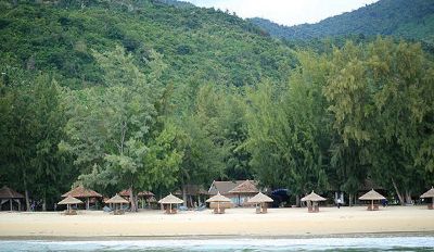 Bãi biển Đại Lãnh với cát trắng và nước biển trong xanh