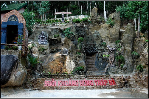Suối khoáng nóng Tháp Bà với hồ bùn và khu tắm khoáng