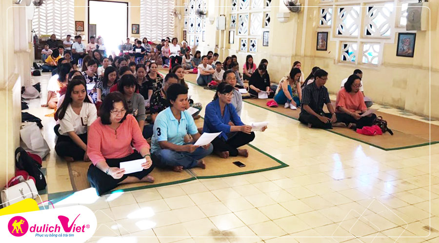 Giáo dân Campuchia không có ngồi ghế khi tham dự Thánh Lễ