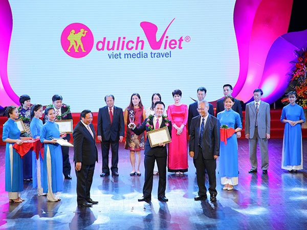 Đội ngũ nhân viên Du Lịch Việt tận tâm phục vụ khách hàng