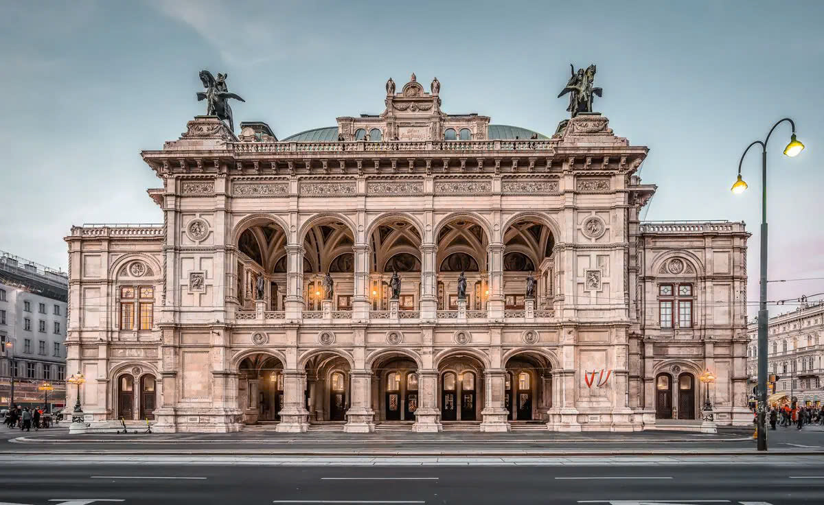Mặt tiền Nhà hát Vienna State Opera lộng lẫy