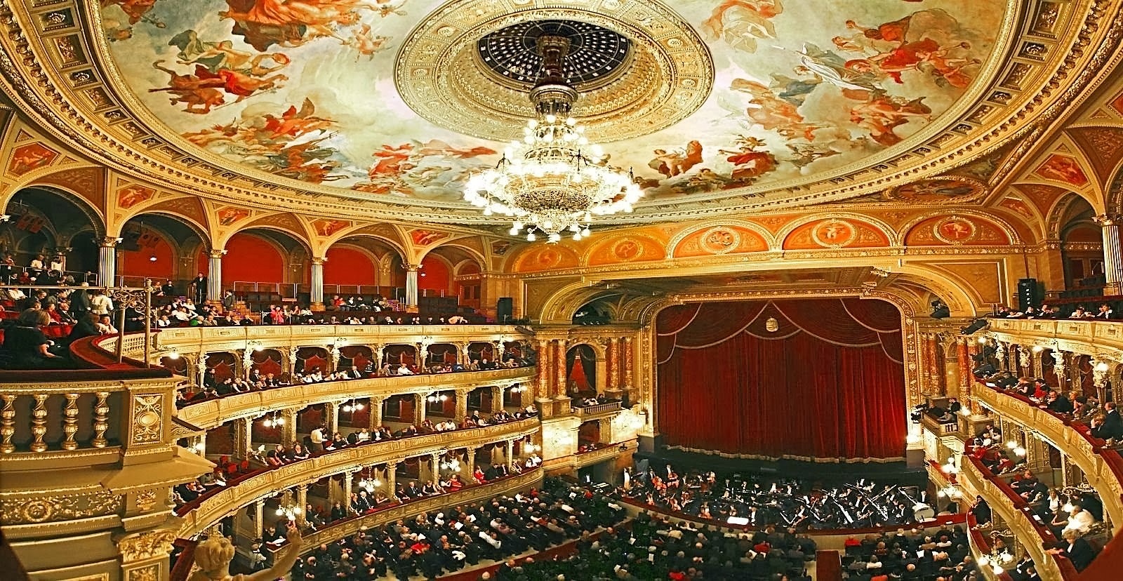 Nội thất lộng lẫy bên trong Nhà hát Opera Vienna