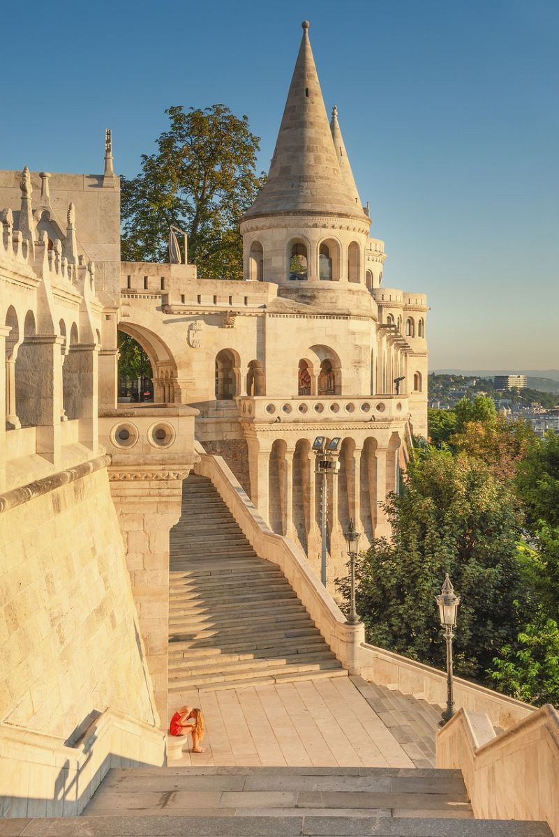Pháo Đài Fisherman's Bastion nhìn từ xa với các tháp nhọn và mái vòm trắng