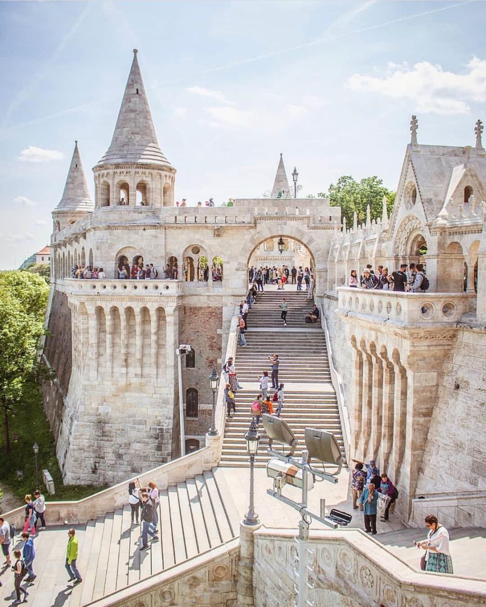 Pháo đài ngự phủ Budapest với kiến trúc độc đáo và mái ngói nhiều màu sắc