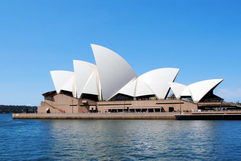 Nhà hát Opera Sydney nhìn từ trên cao với những mái vòm trắng nổi bật trên nền biển xanh