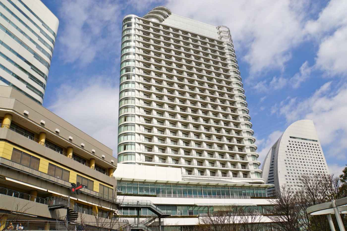 Khách sạn The Yokohama Bay Hotel Tokyu với kiến trúc hiện đại và tầm nhìn ra vịnh biển.