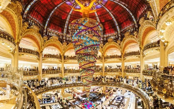 Du lịch Pháp - Du khách thỏa sức mua sắm tại trung tâm thương mại Lafayette