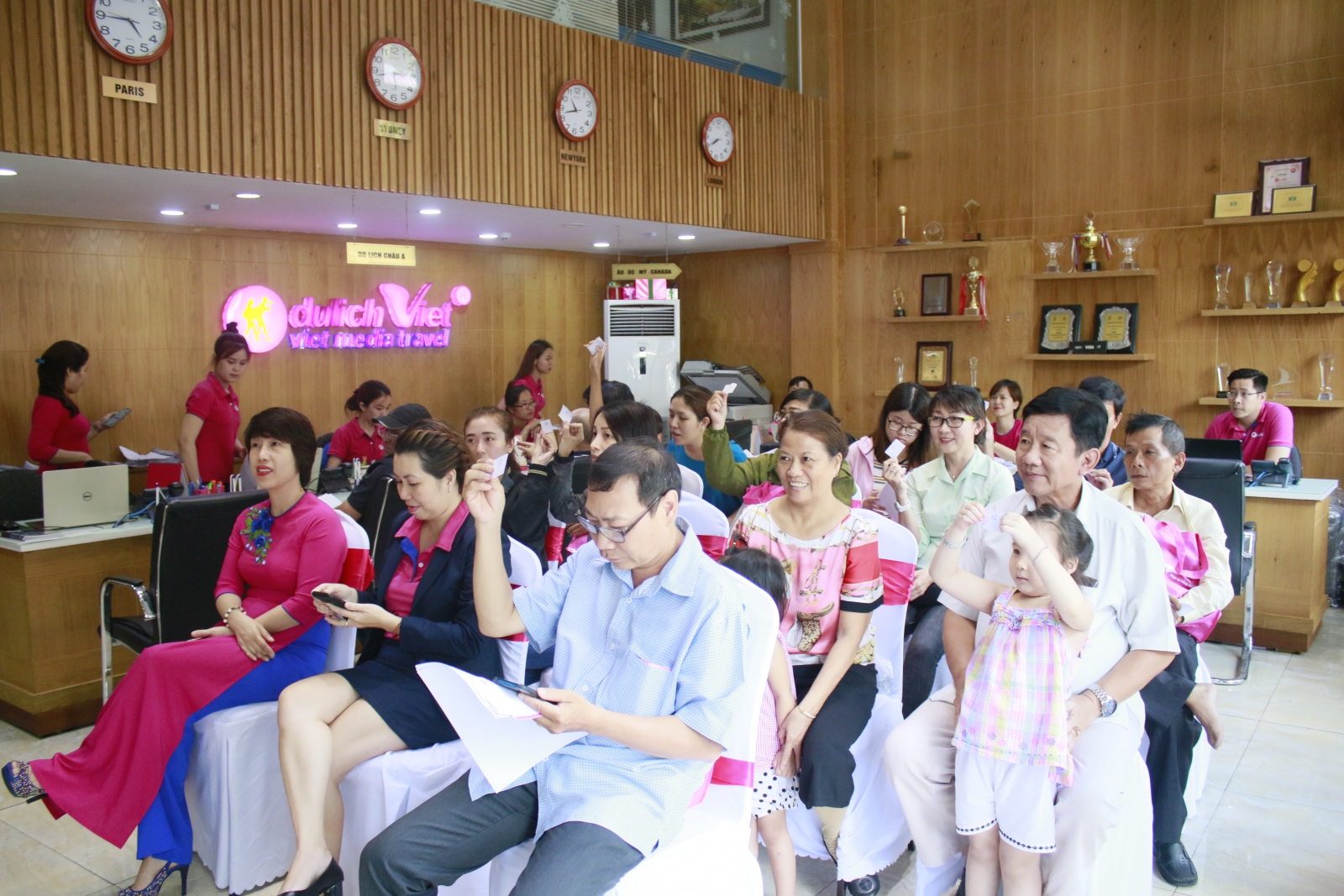 Đại diện Du Lịch Việt trao quà cho khách hàng
